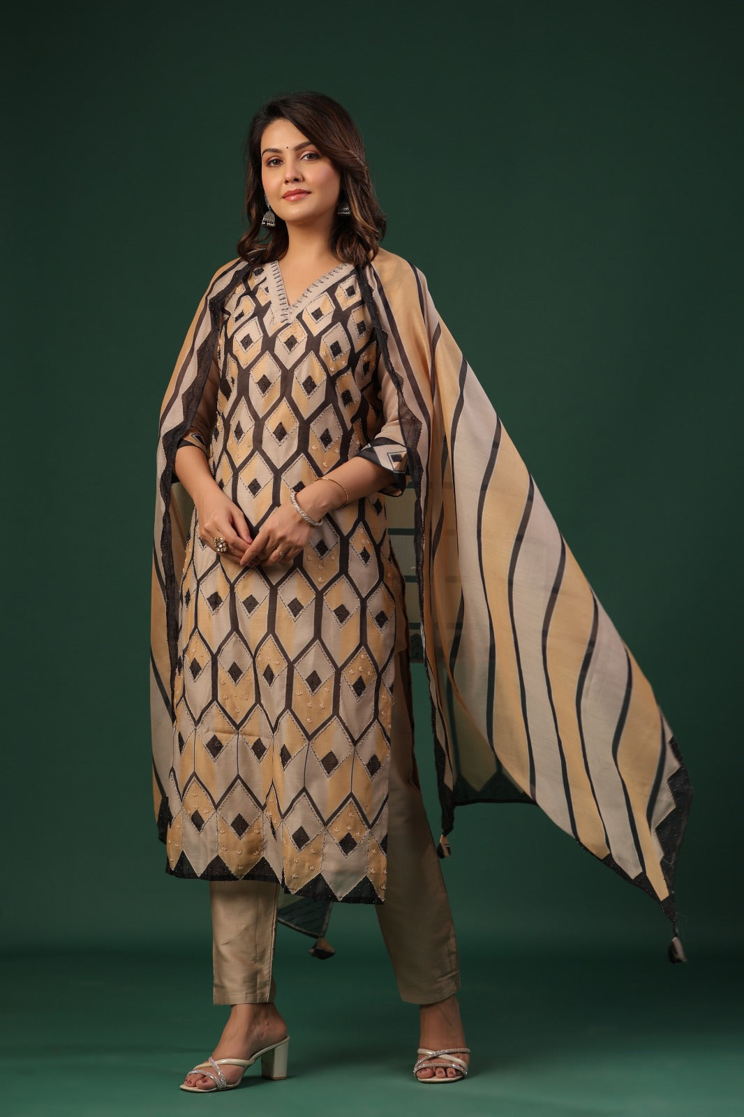 Super gorgeous jamdani katha stitch suit and fully beaded!