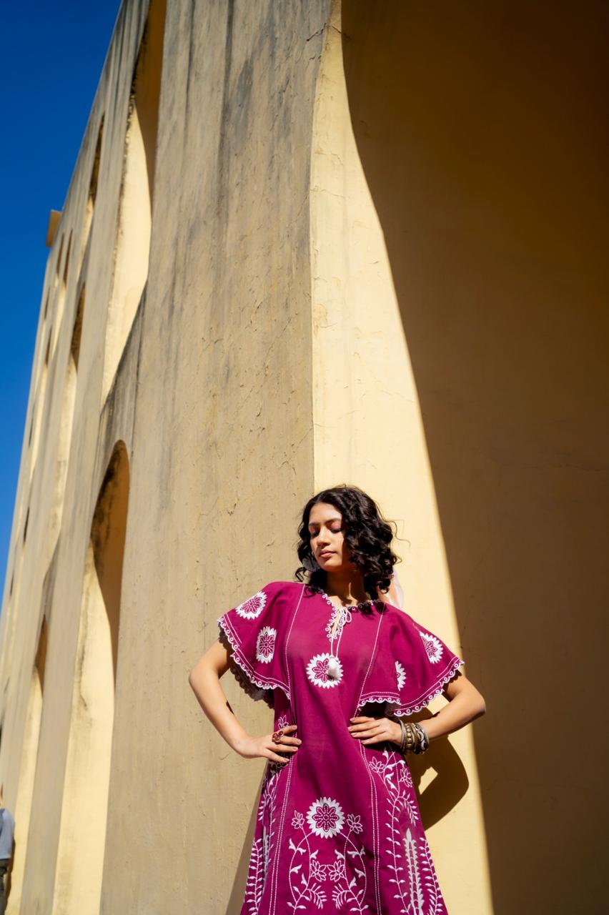 Embroidered cotton vacation dress in pink