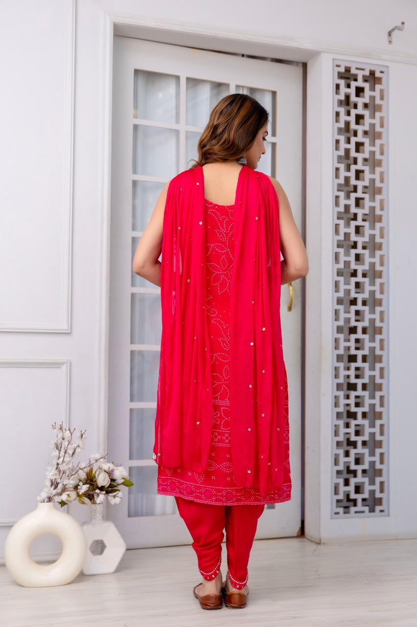 Super pretty pure crepe bandhani paired with necklace dupatta