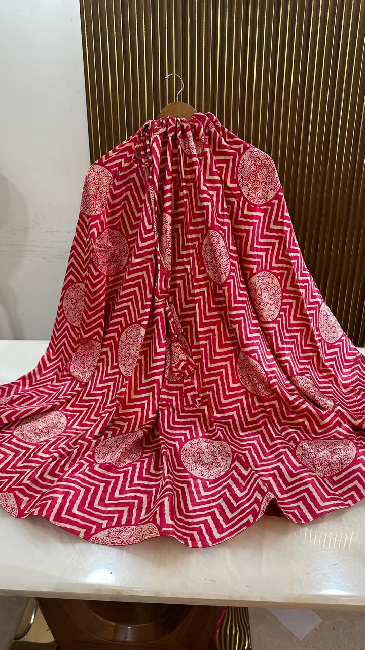 Beautiful gaji silk skirt in rani pink(can fit upto 42-43 waist)
