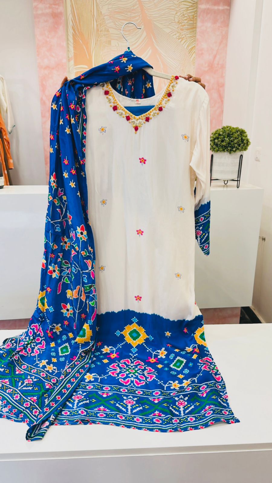 V neck pretty Patola pure crepe suit set in blue