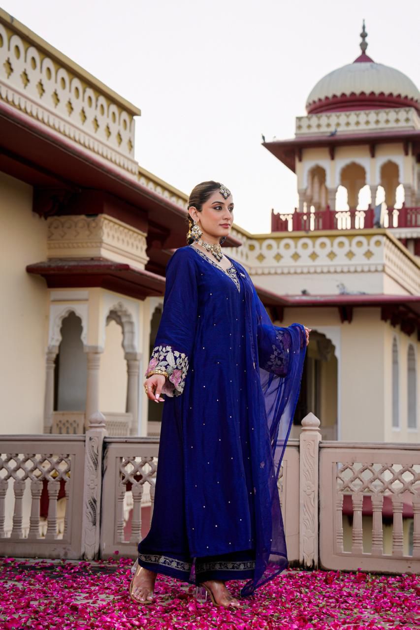 Super pretty designer santoori silk suit set