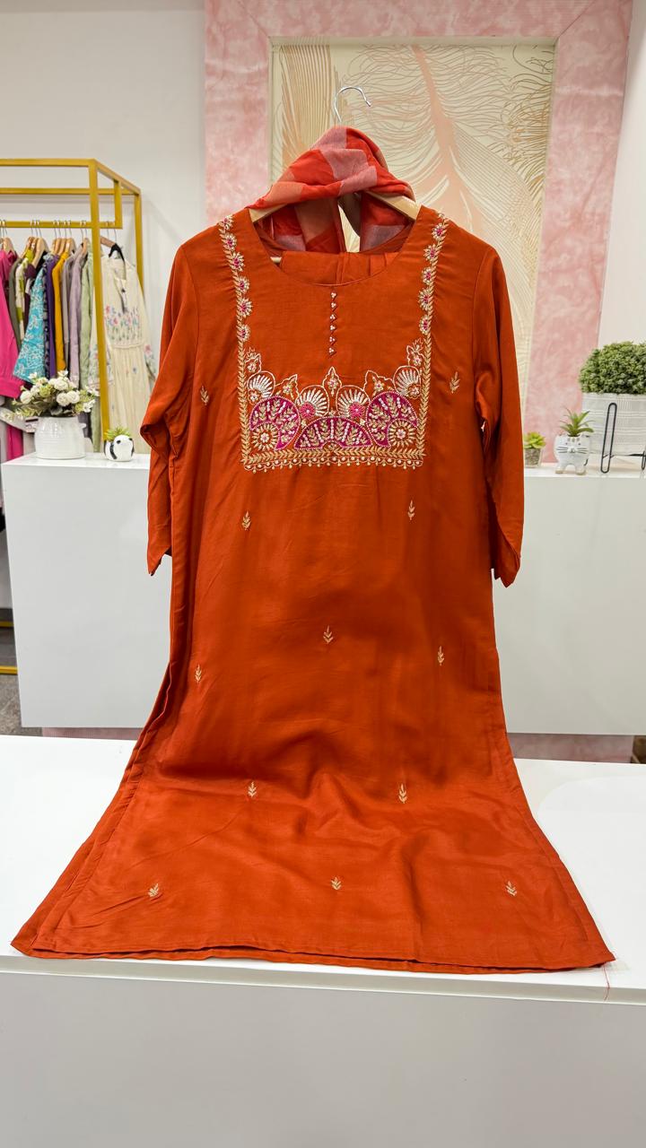 Super pretty dola silk Zari detailing suit in orange 