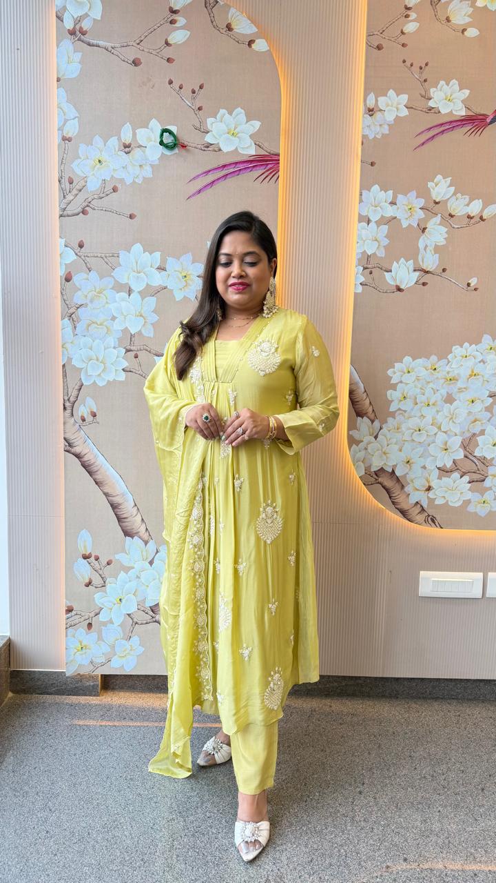 Bestseller Pretty pretty premium chinon in green colour