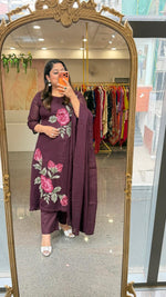 Pretty pretty Mul cotton embroidered in wine