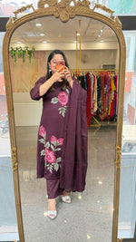 Pretty pretty Mul cotton embroidered in wine