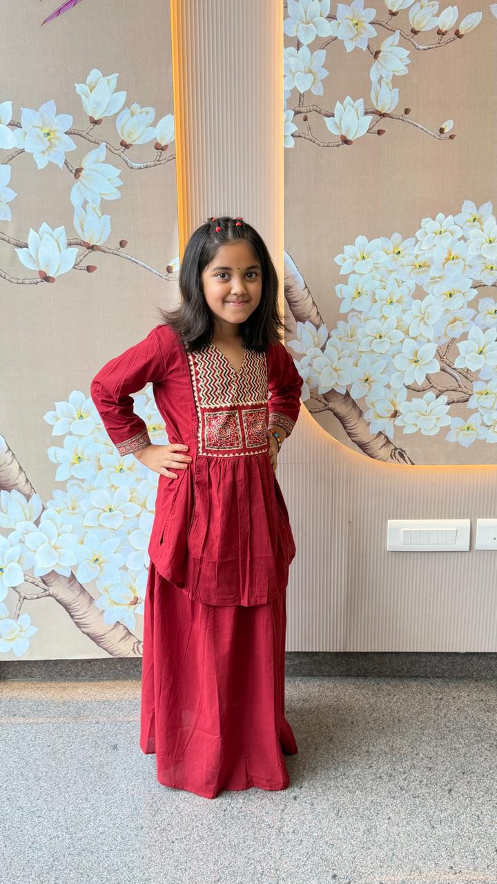 Gorgeous cotton skirt paired with a pretty top (model is wearing 28 size ) (daughter)