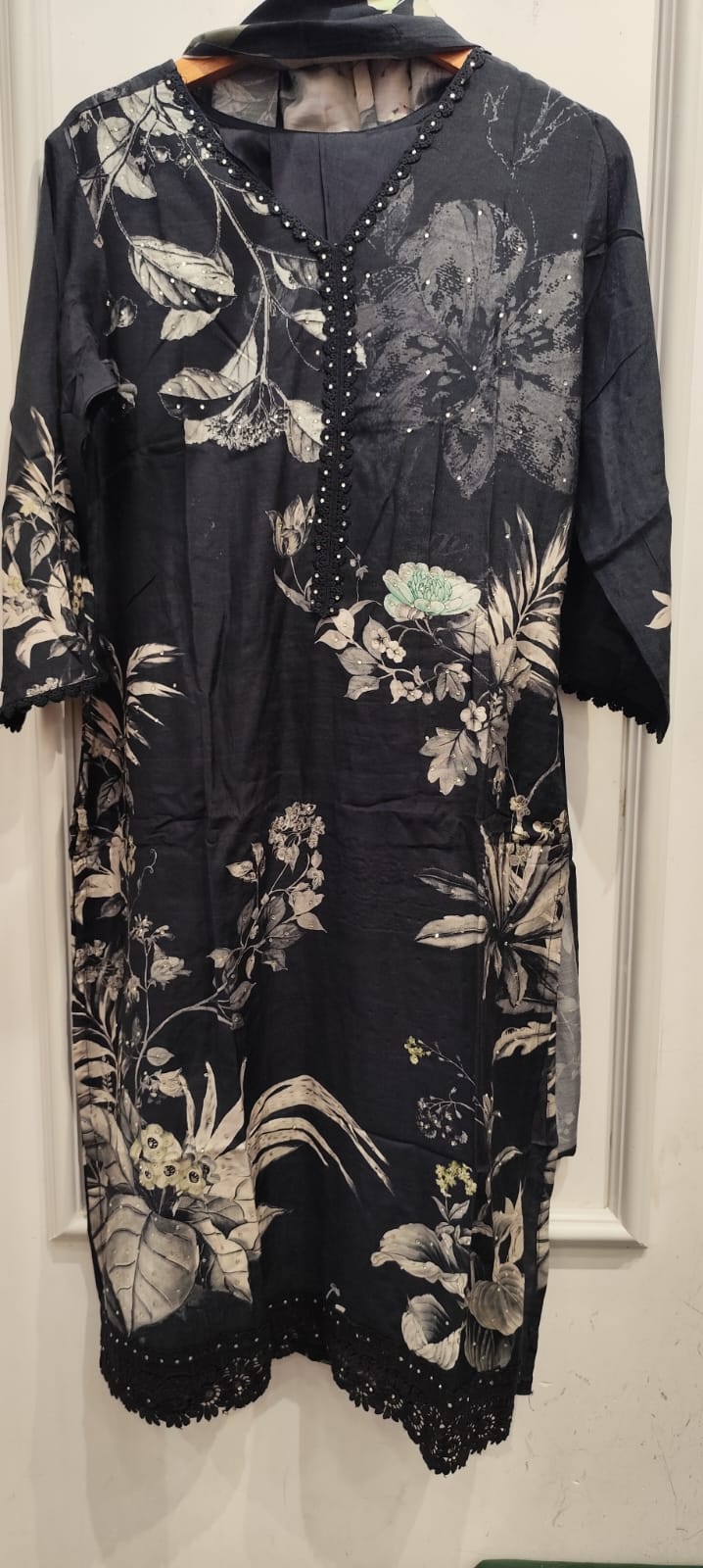 Mul silkfull suit with lace detailing in black