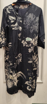 Mul silkfull suit with lace detailing in black
