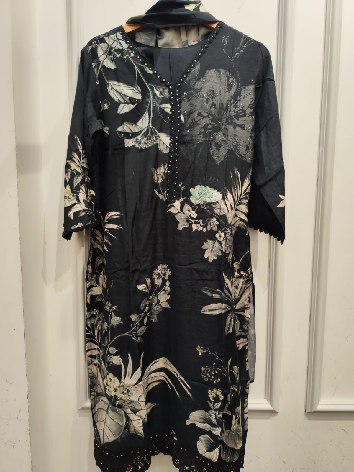 Mul silkfull suit with lace detailing in black