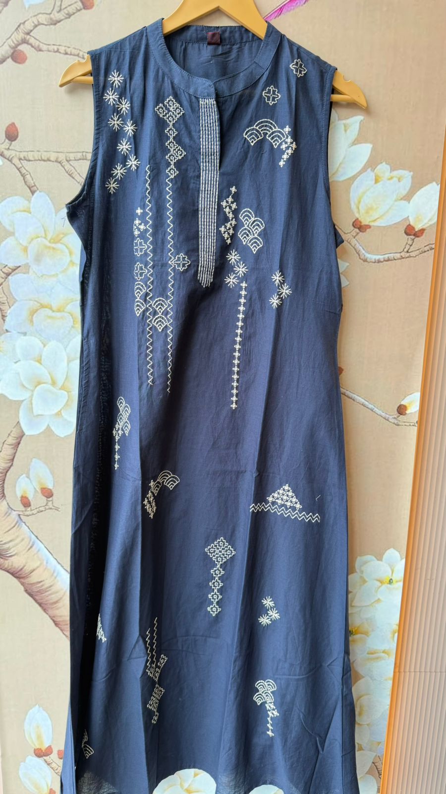 Sleeveless embroidered kurta pant in Blue (extra sleeves available)