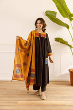 Pretty cotton block print suit set in black n yellow (loose fit)