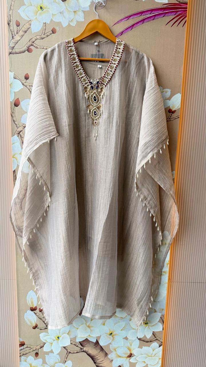 Super pretty necklace detailing salsa kaftan