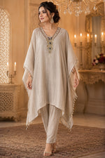 Super pretty necklace detailing salsa kaftan