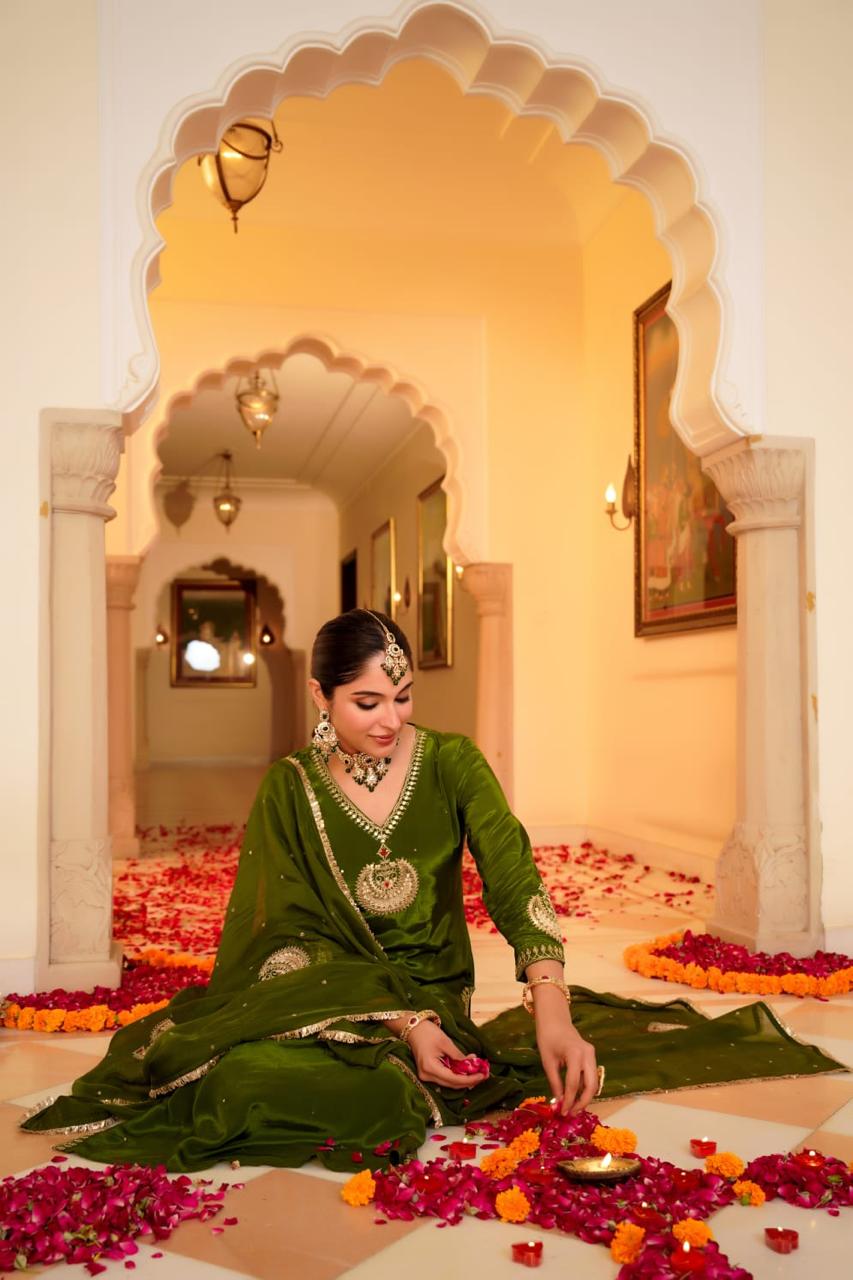 Wow crepe Zari detailing suit set in green