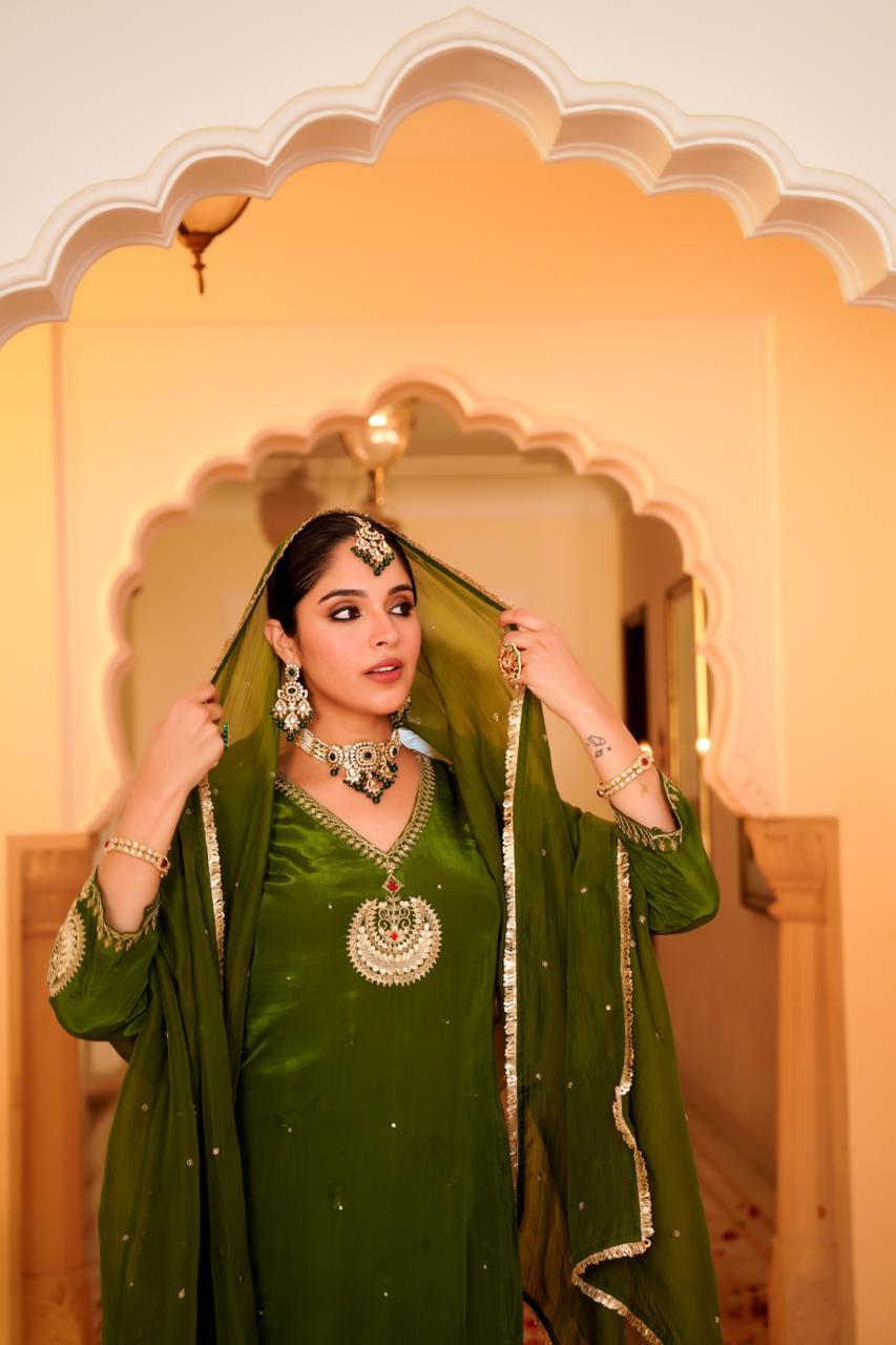 Wow crepe Zari detailing suit set in green