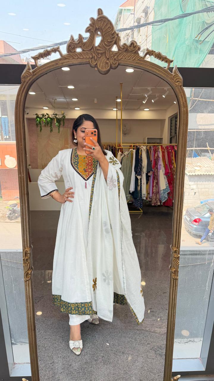 Mul Mul cotton lining applique work full suit set in green. Kurta has pocket too