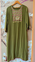 Pretty Mul chanderi with zari detailing and banarsi weaved dupatta