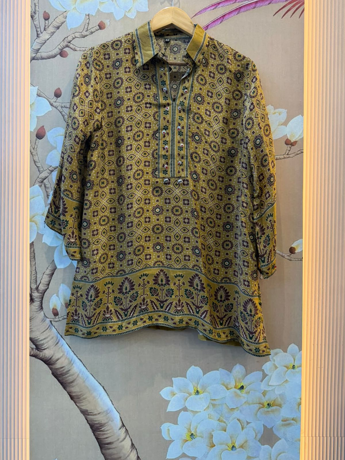 Natural crepe yellow short top
