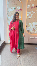 Pretty Banarasi Mul chanderi with pital tikka detailing in two tonegreen n red