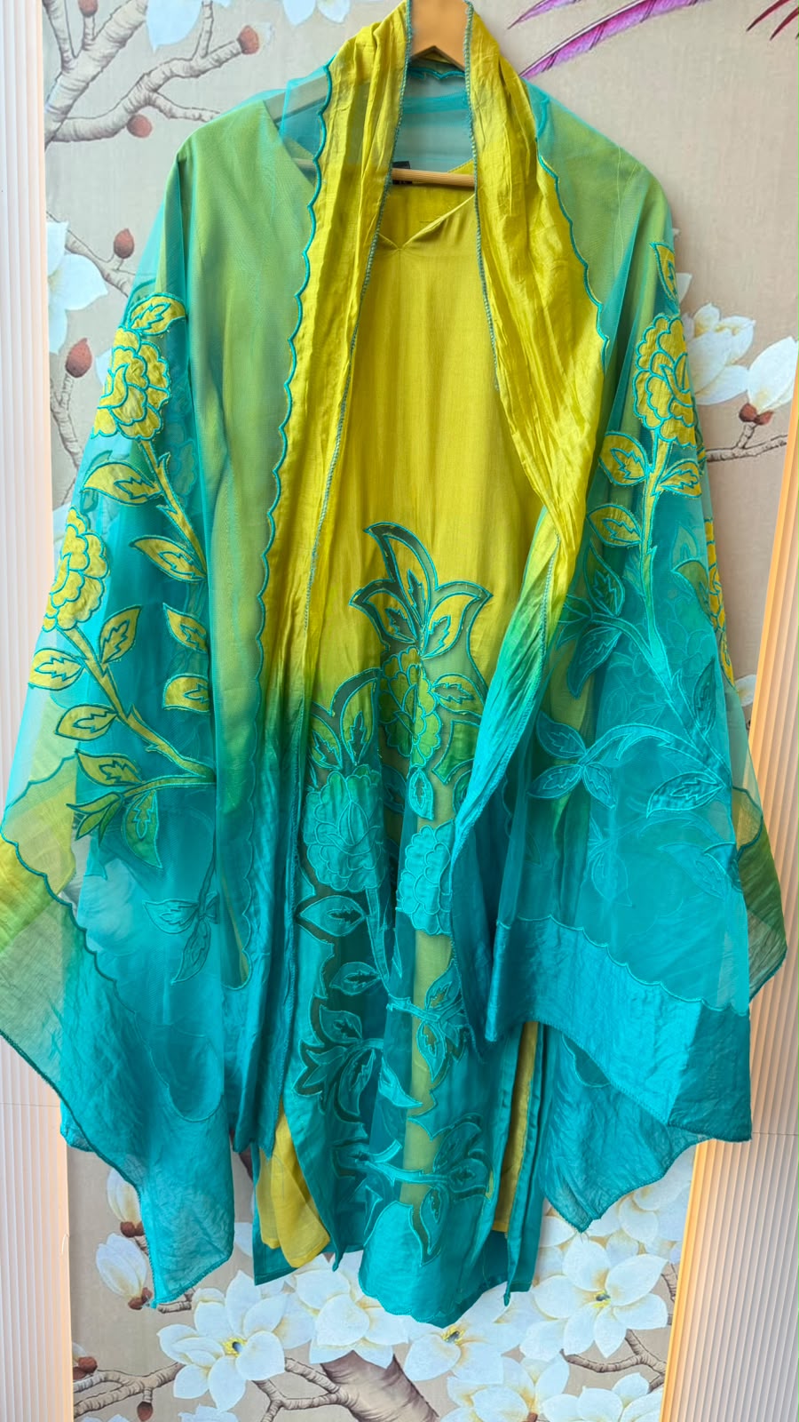 Restocked! Mul silk lining suit set ombré with applique (slim fit) in blue n yellow! Dispatch after 30 days!