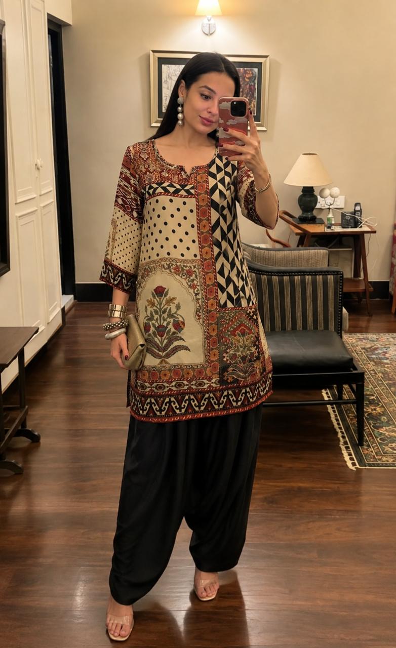 Super pretty crepe co ord in black n gold paired with farshi