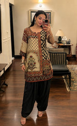 Super pretty crepe co ord in black n gold paired with farshi