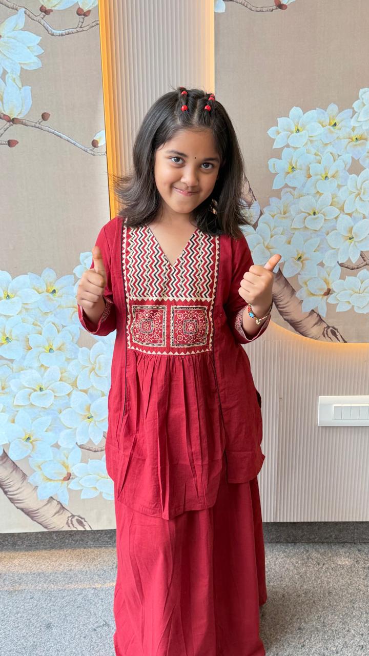 Gorgeous cotton skirt paired with a pretty top (model is wearing 28 size ) (daughter)