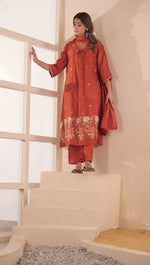 Pretty embroidered silk suit suit in orange
